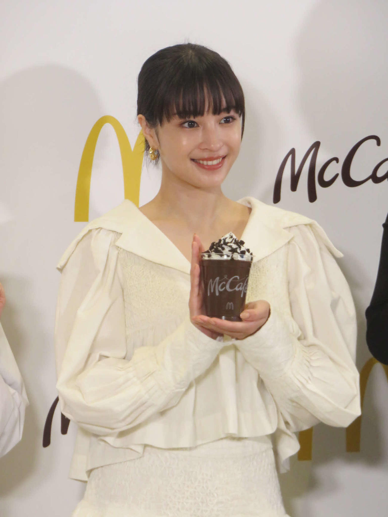 マックカフェのフラッペを手にする広瀬すず