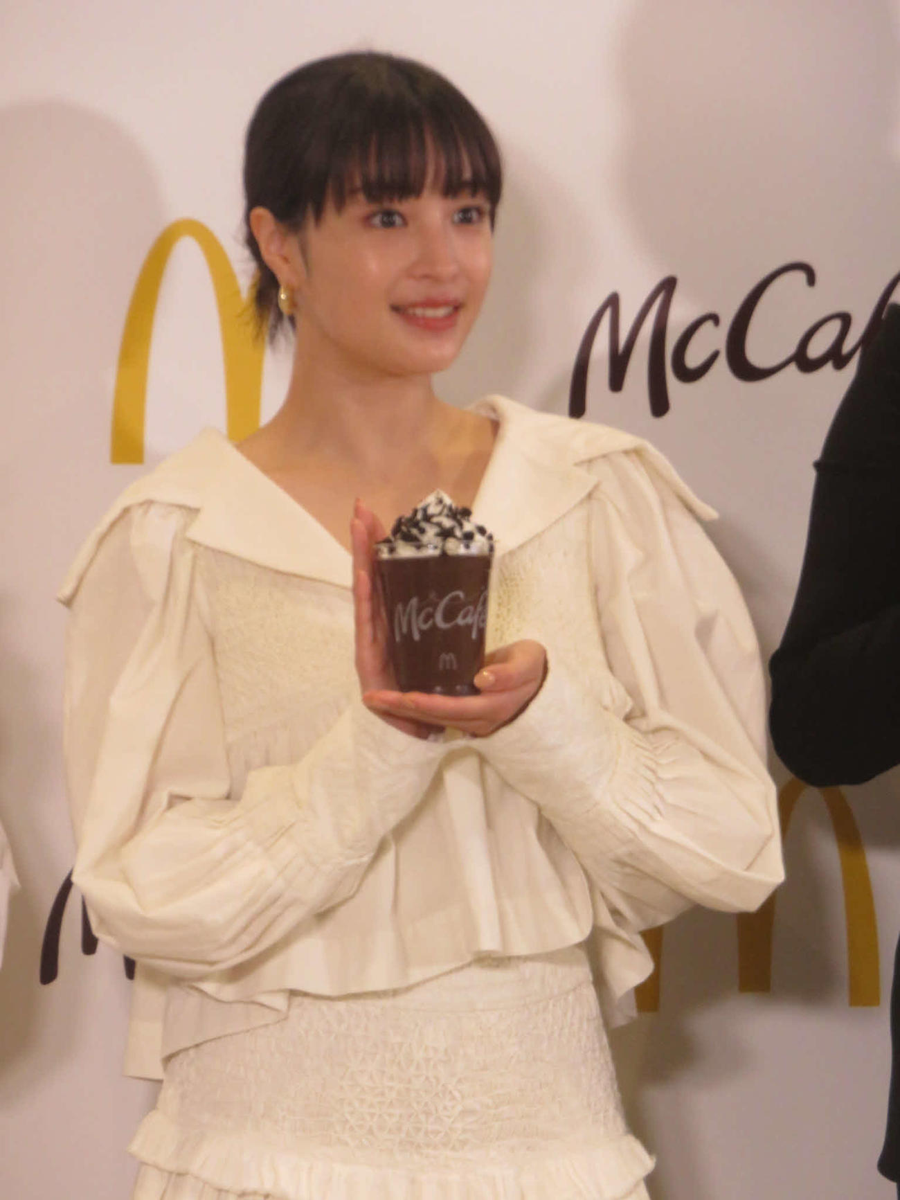 マックカフェのフラッペを手にする広瀬すず