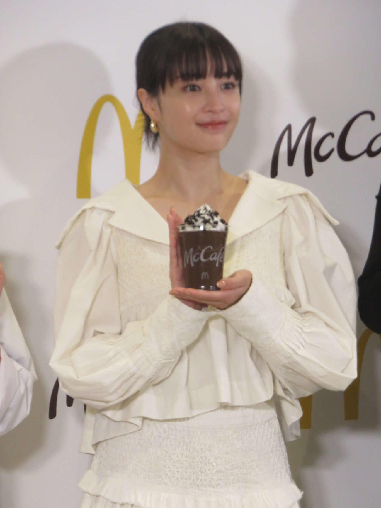 マックカフェのフラッペを手にする広瀬すず