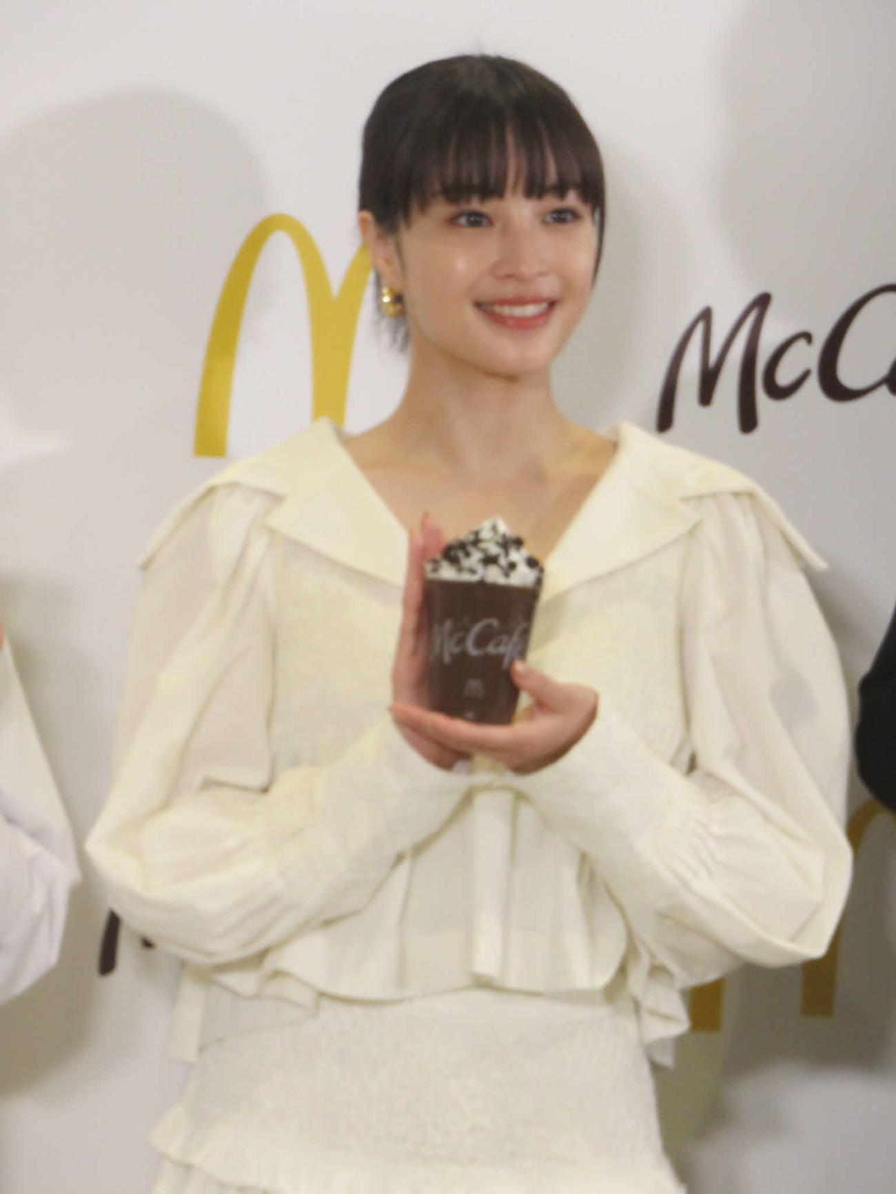 マックカフェのフラッペを手にする広瀬すず