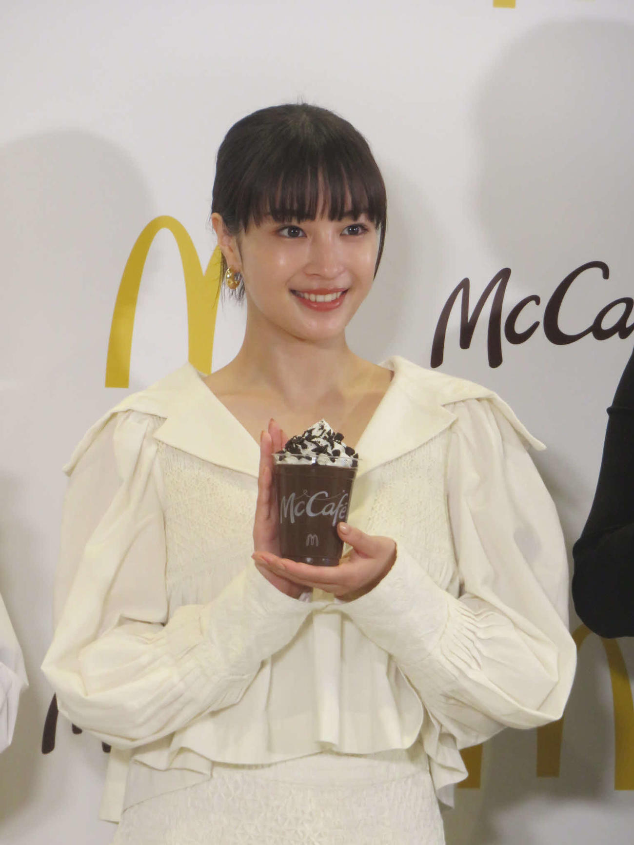 マックカフェのフラッペを手にする広瀬すず