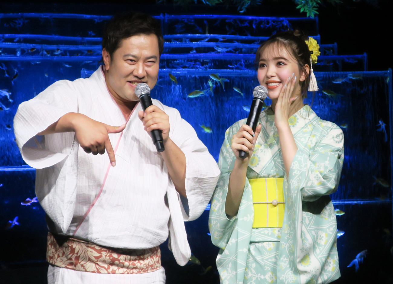 「夏のアートアクアリウム展2023～銀座の金魚～」開催記念イベントで。左から、とにかく明るい安村、藤田ニコル