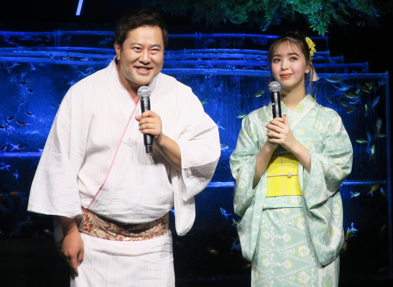 「夏のアートアクアリウム展2023～銀座の金魚～」開催記念イベントで。左から、とにかく明るい安村、藤田ニコル