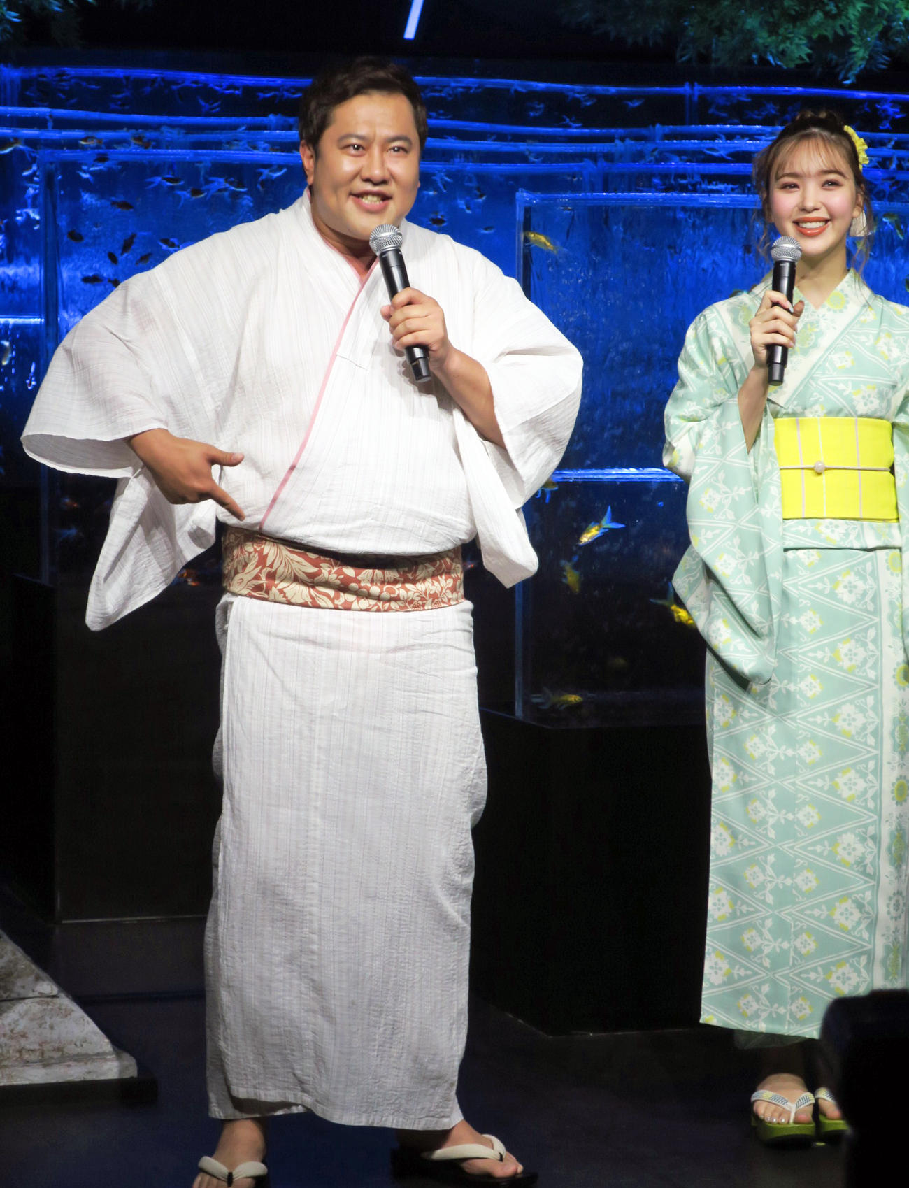 「夏のアートアクアリウム展2023～銀座の金魚～」開催記念イベントで。左から、とにかく明るい安村、藤田ニコル