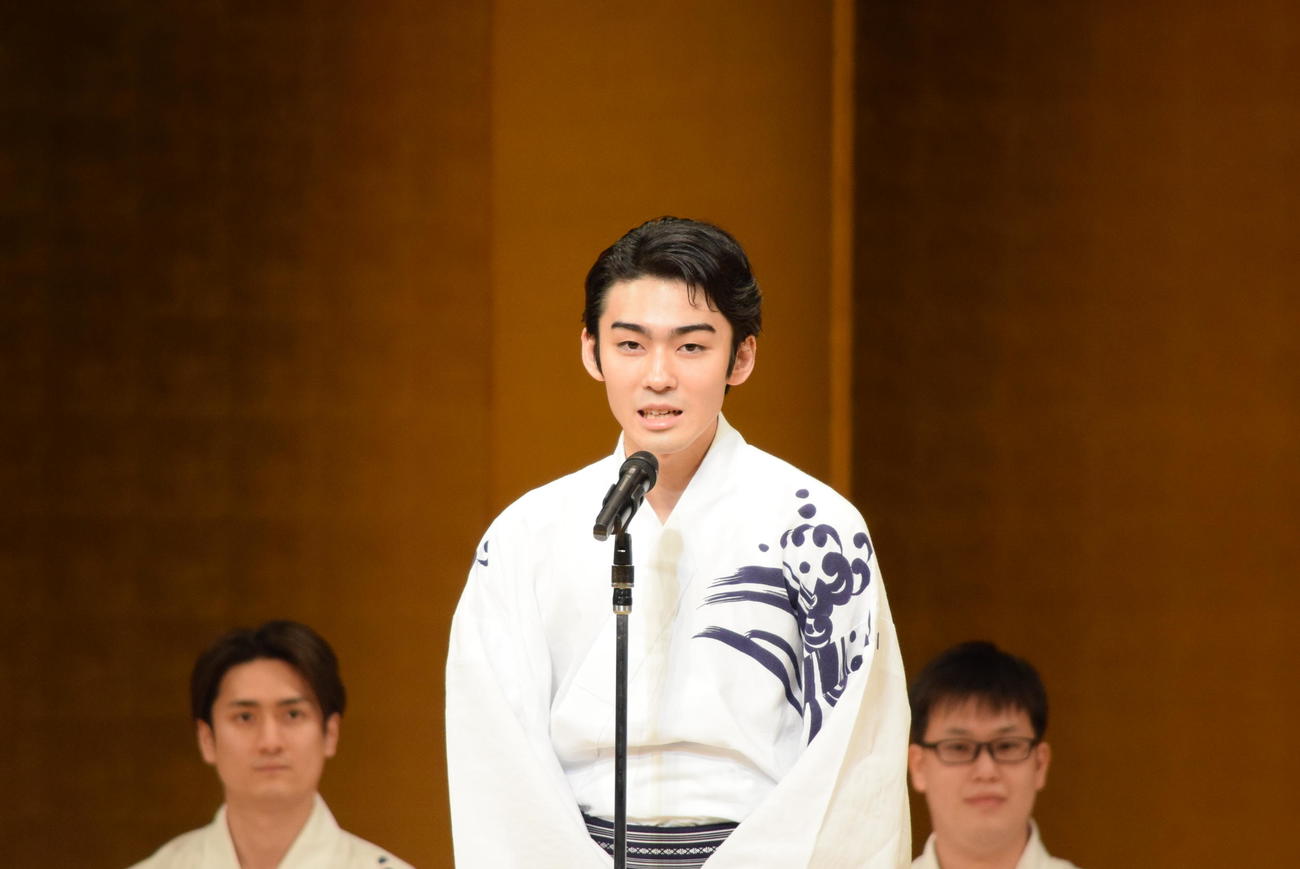 あいさつする市川染五郎（撮影・阪口孝志）