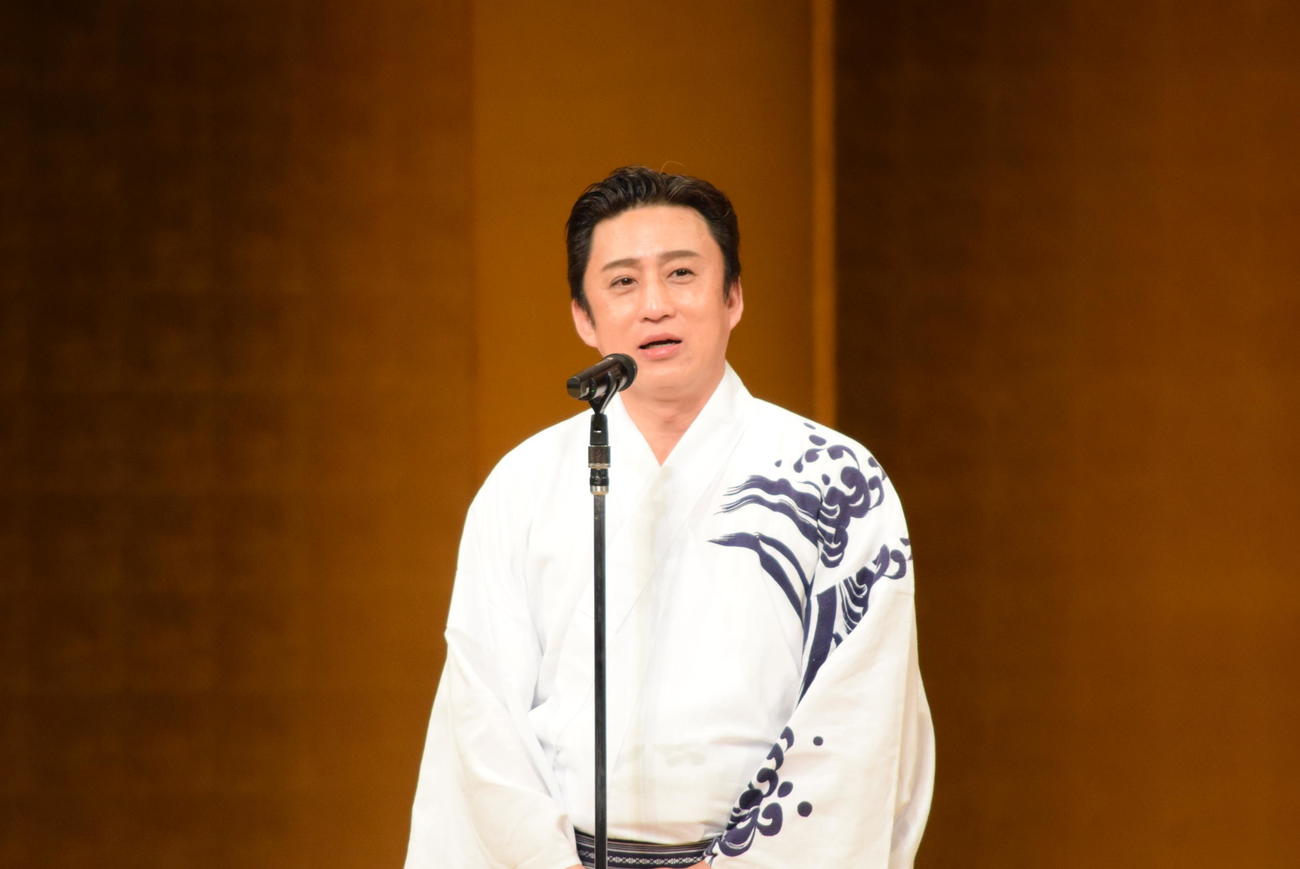 あいさつする松本幸四郎（撮影・阪口孝志）