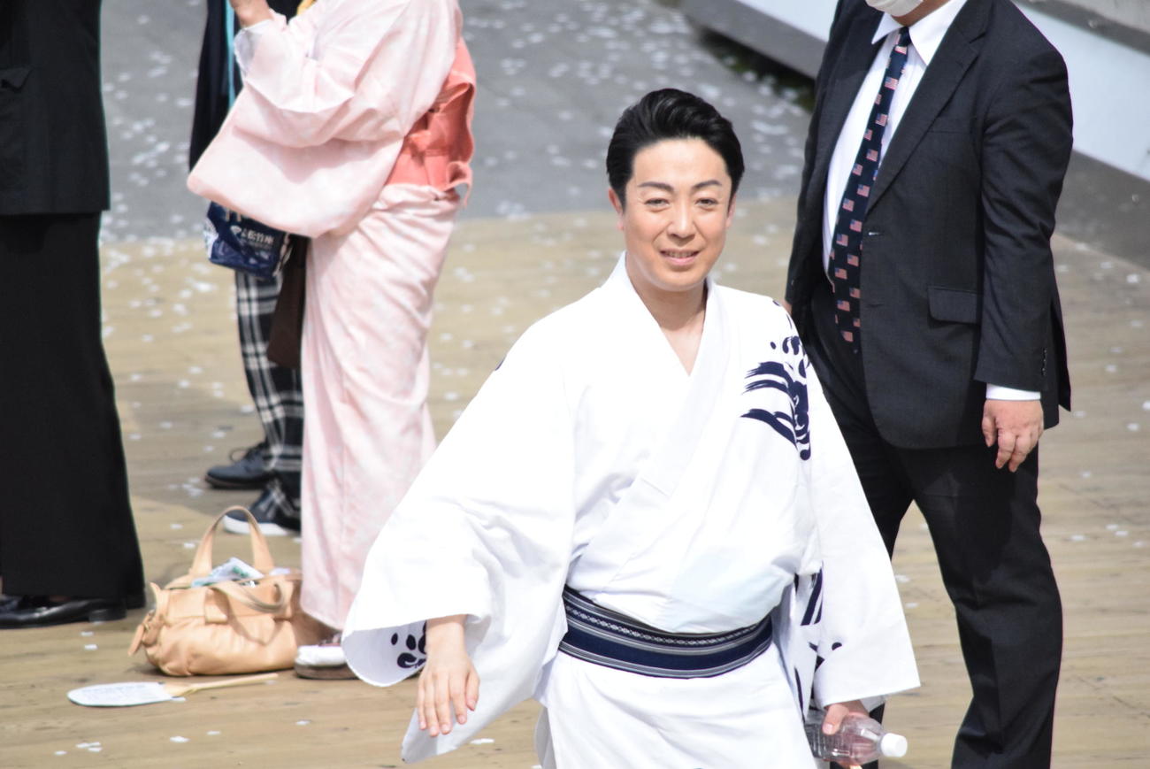 船乗り込みを行った尾上菊之助（撮影・阪口孝志）
