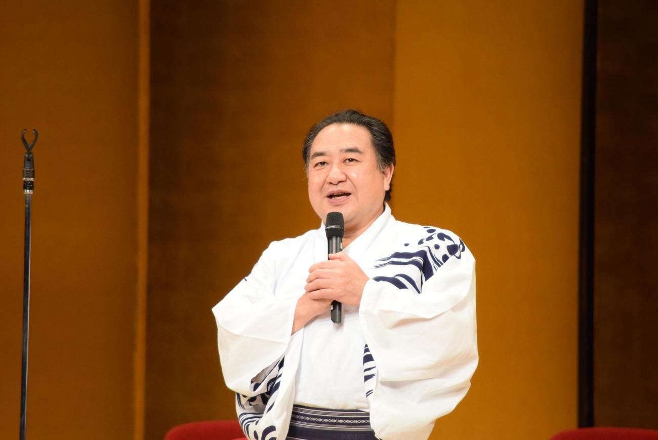 あいさつする中村鴈治郎（撮影・阪口孝志）