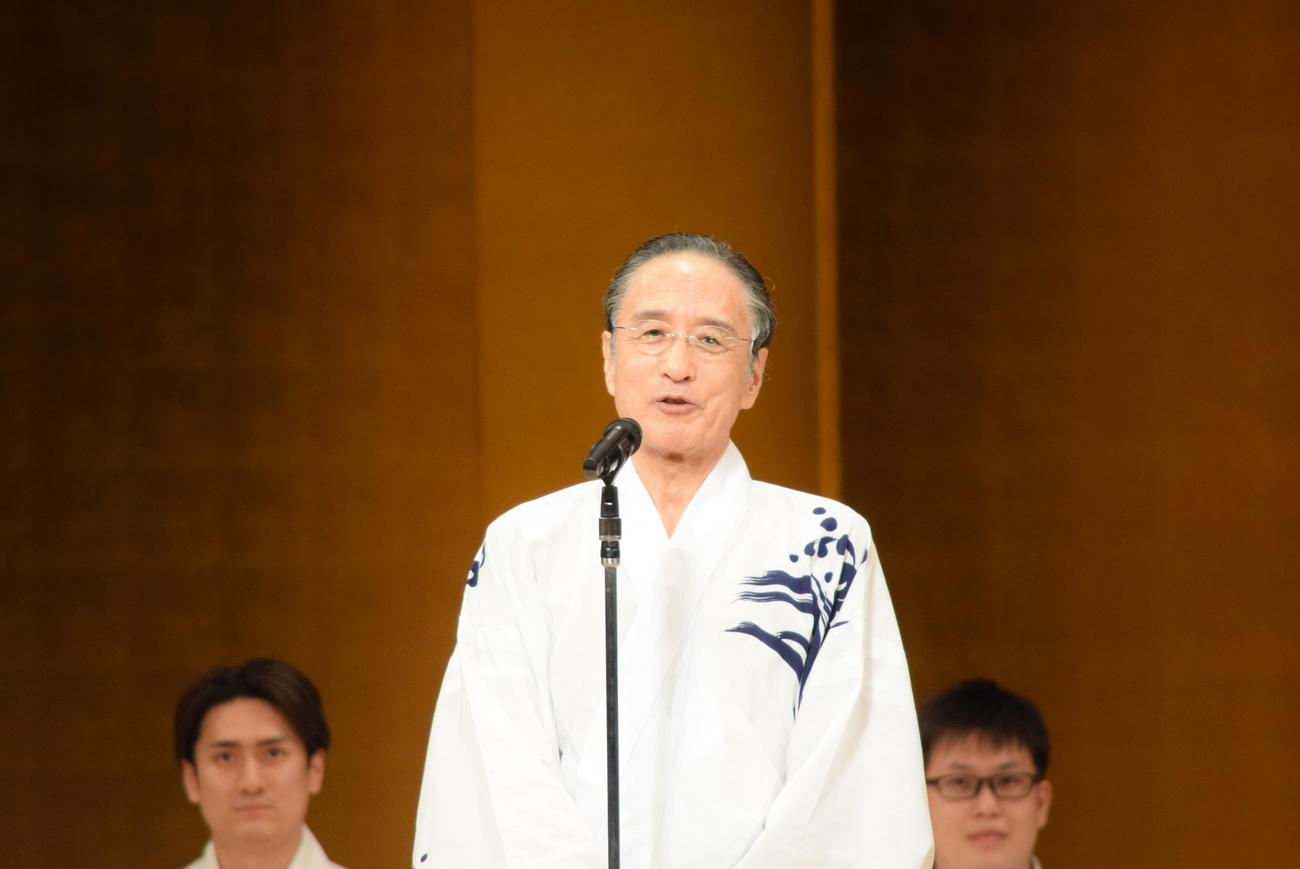 あいさつする片岡仁左衛門（撮影・阪口孝志）