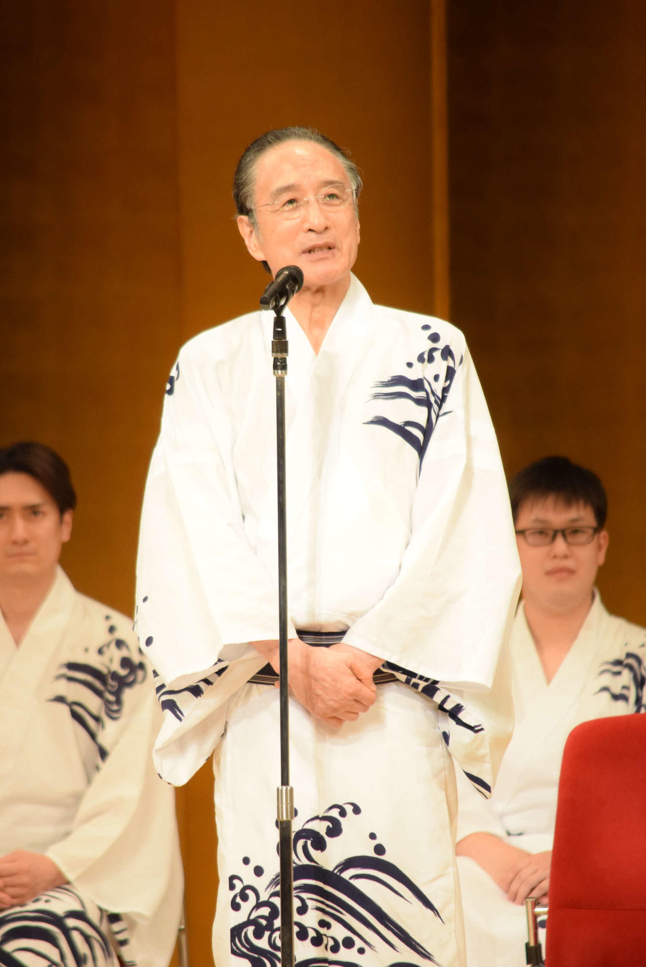 あいさつする片岡仁左衛門（撮影・阪口孝志）