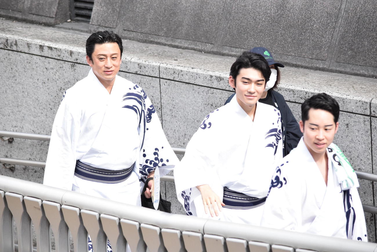 船乗り込みを行った松本幸四郎・市川染五郎親子（中）（撮影・阪口孝志）