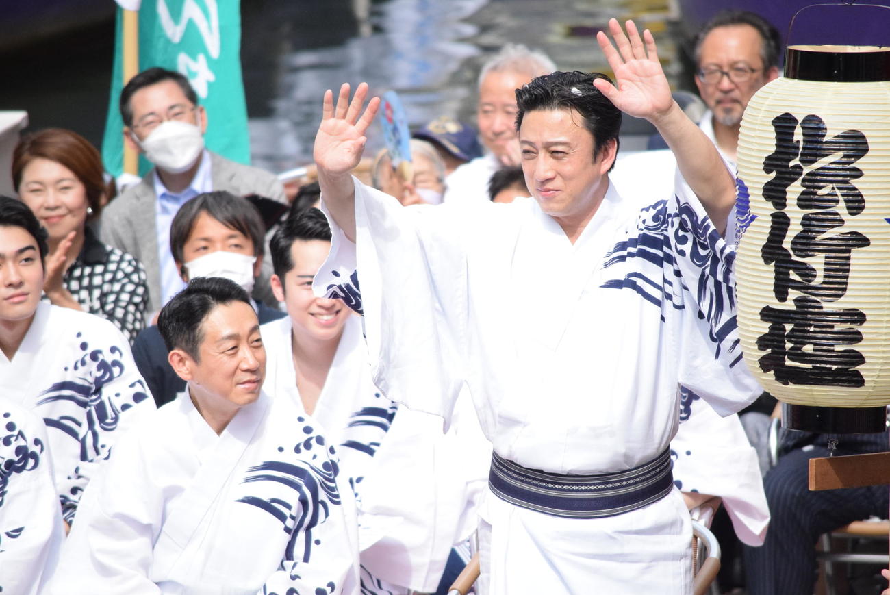 船乗り込みを行った松本幸四郎（撮影・阪口孝志）