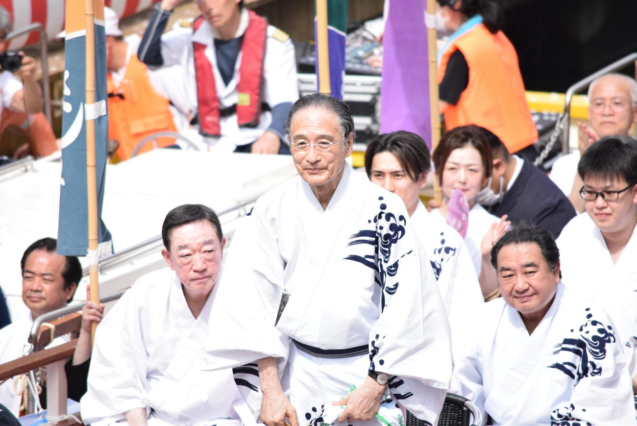 船乗り込みを行った片岡仁左衛門（撮影・阪口孝志）