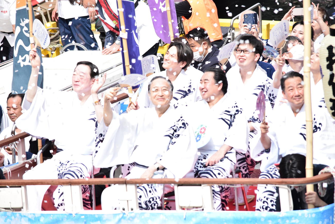 船乗り込みを行った片岡仁左衛門（前列中央）ら（撮影・阪口孝志）
