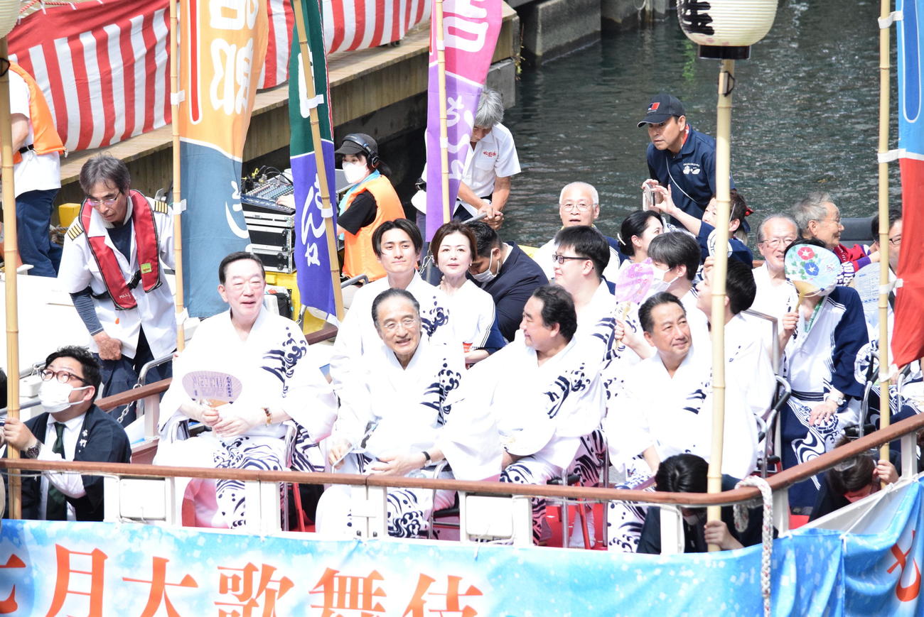 船乗り込みを行った片岡仁左衛門（前列中央）ら（撮影・阪口孝志）