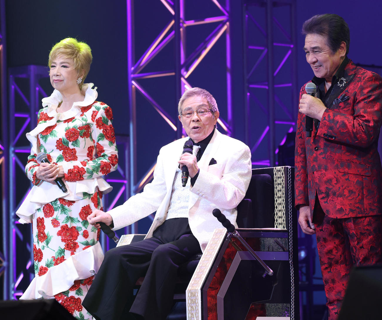 「令和　歌の祭典2023～日本列島！演歌は生活の歌～」でメイントークを行う北島三郎。左は瀬川瑛子、右は鳥羽一郎（撮影・中島郁夫）