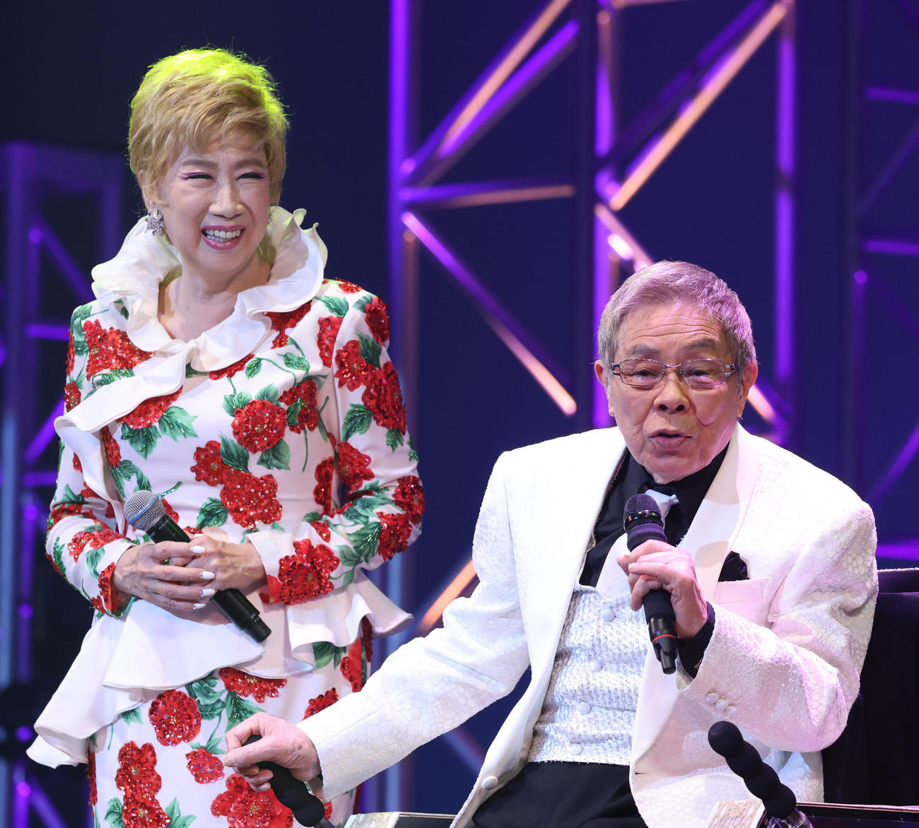 「令和　歌の祭典2023～日本列島！演歌は生活の歌～」でメイントークを行う北島三郎。左は瀬川瑛子（撮影・中島郁夫）