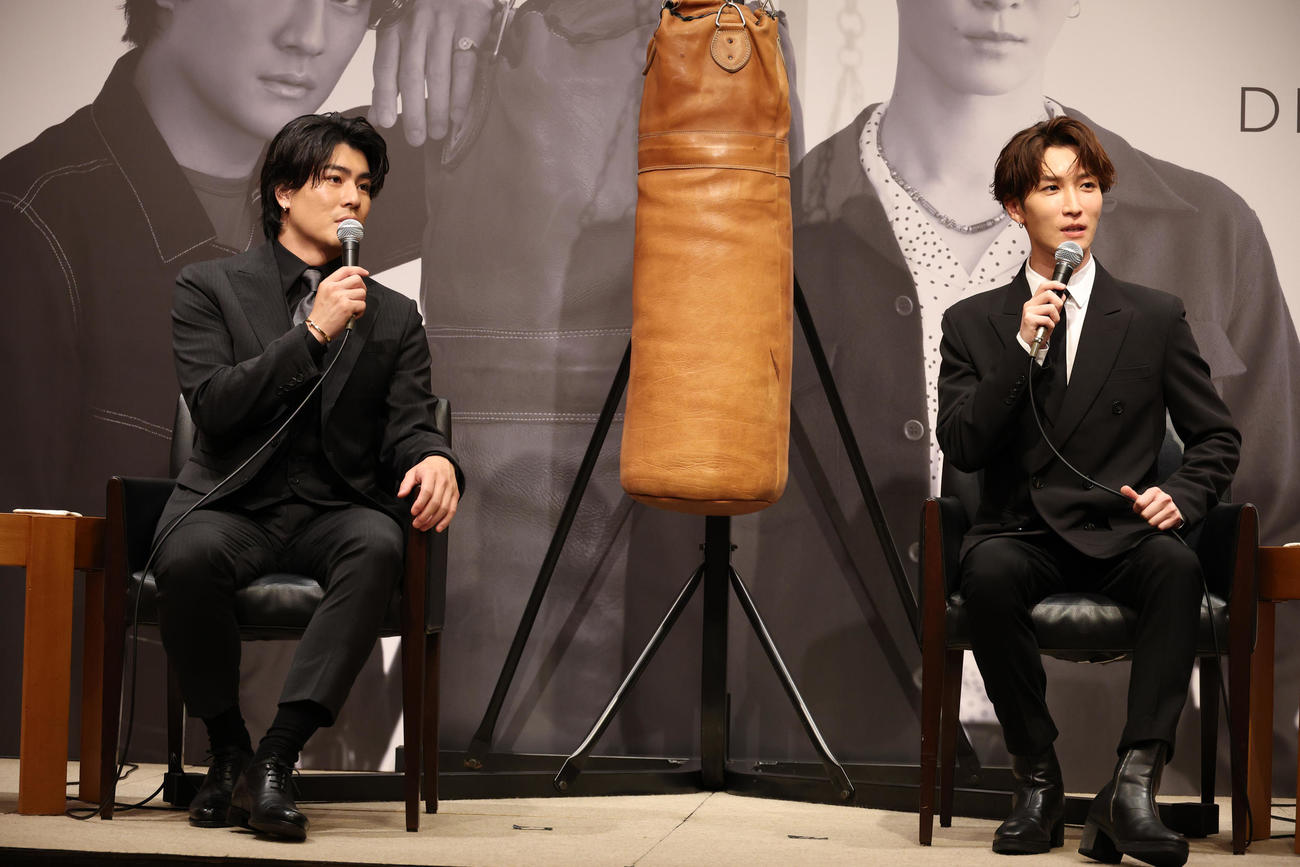 舞台「DREAM BOYS」製作発表を行った森本慎太郎（左）と渡辺翔太（撮影・中島郁夫）
