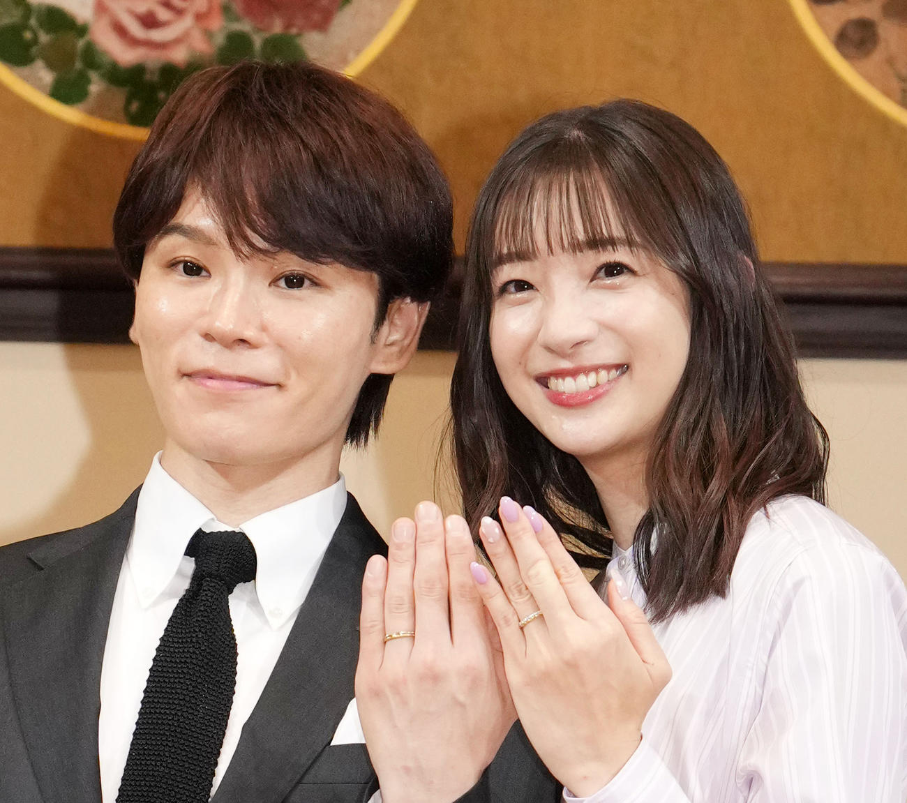 26日結婚会見で指輪を見せ笑顔の足立梨花（右）とHANDSIGNのTATSU