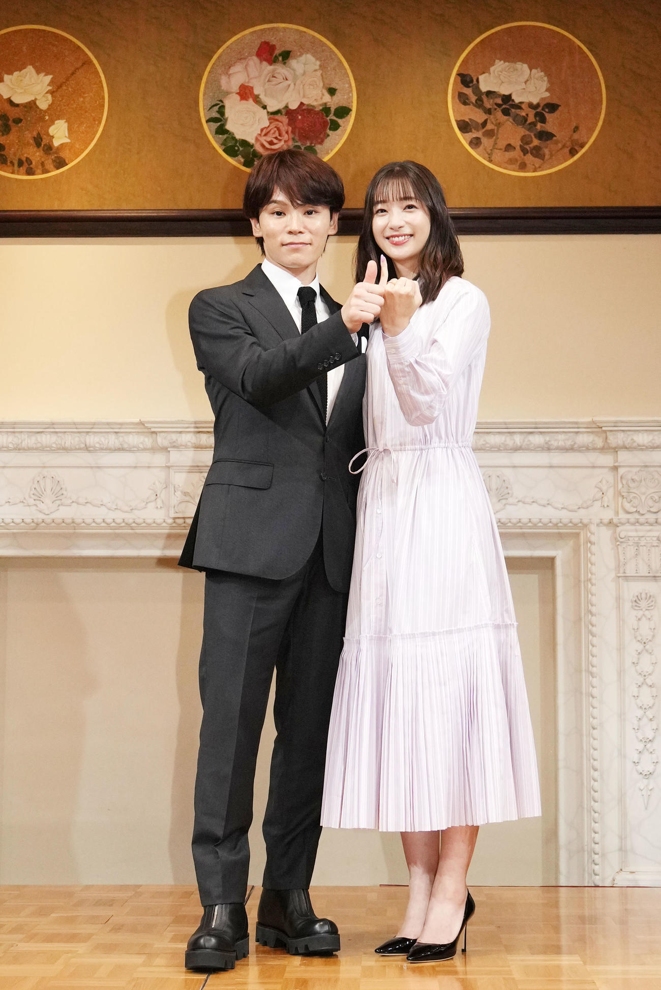 ハンドサインで結婚を表現する足立梨花（右）とHANDSIGNのTATSU（23年6月撮影）