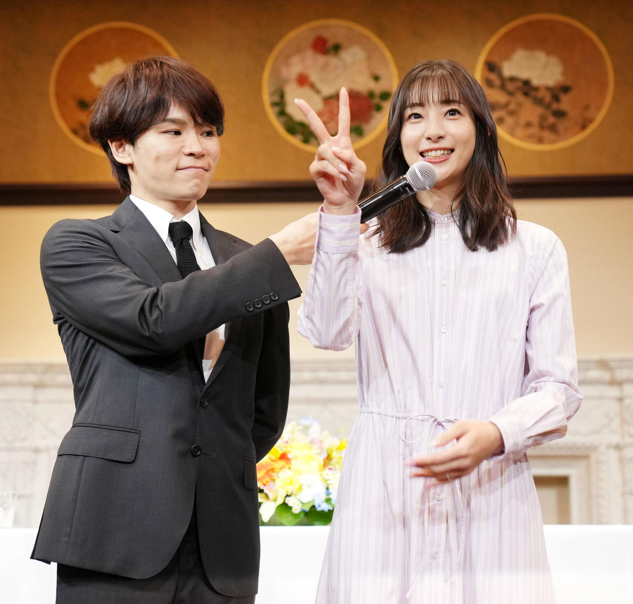 手話を使って結婚会見をする足立梨花（右）とHANDSIGNのTATSU（23年6月撮影）