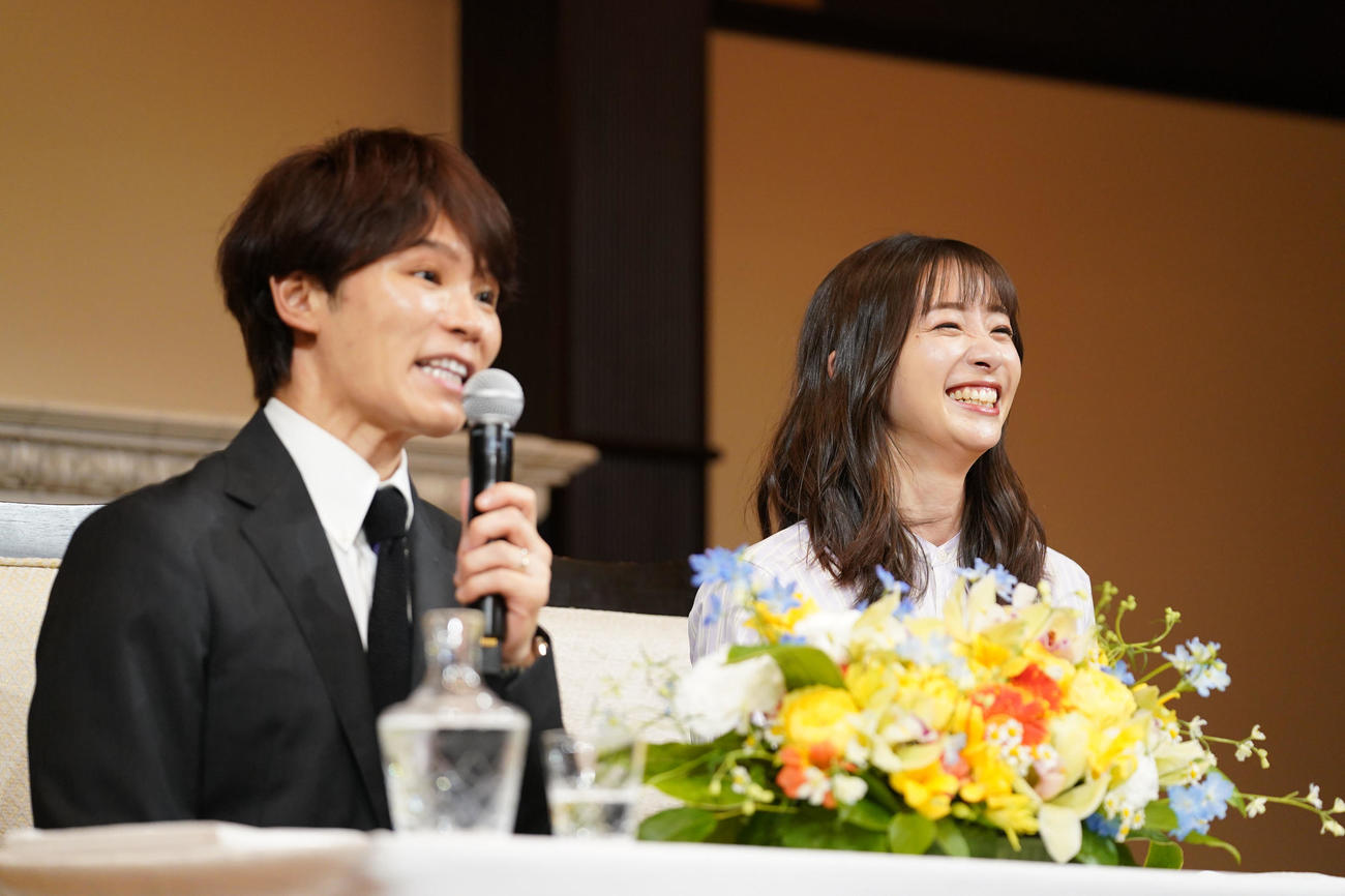 結婚会見で笑顔を見せる足立梨花（右）とHANDSIGNのTATSU（23年6月撮影）