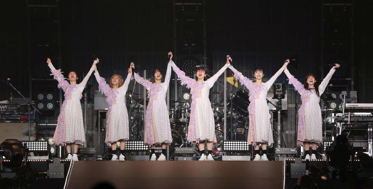 ファンの声援に応えるBiSH（撮影・丹羽敏通）