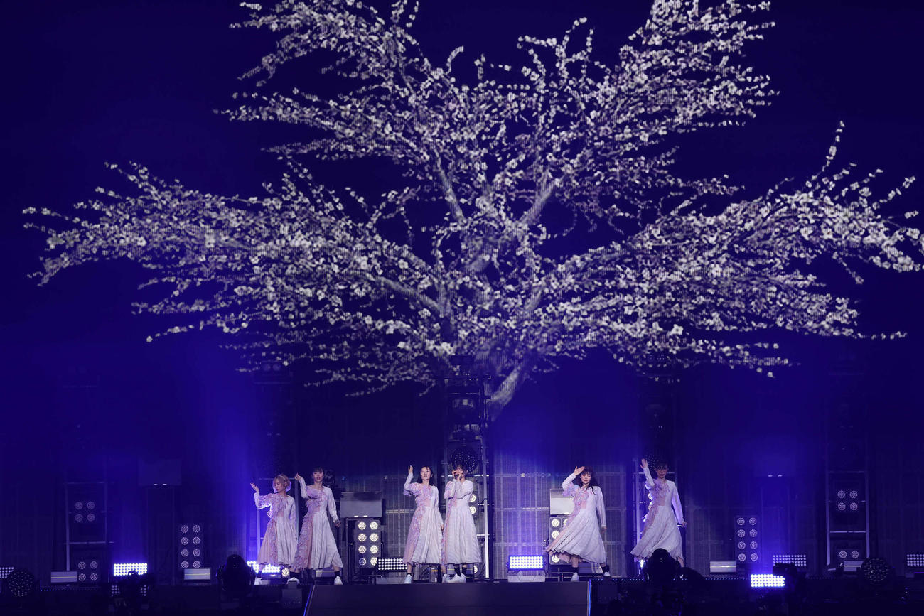 エンディングで熱唱するBiSH（撮影・丹羽敏通）