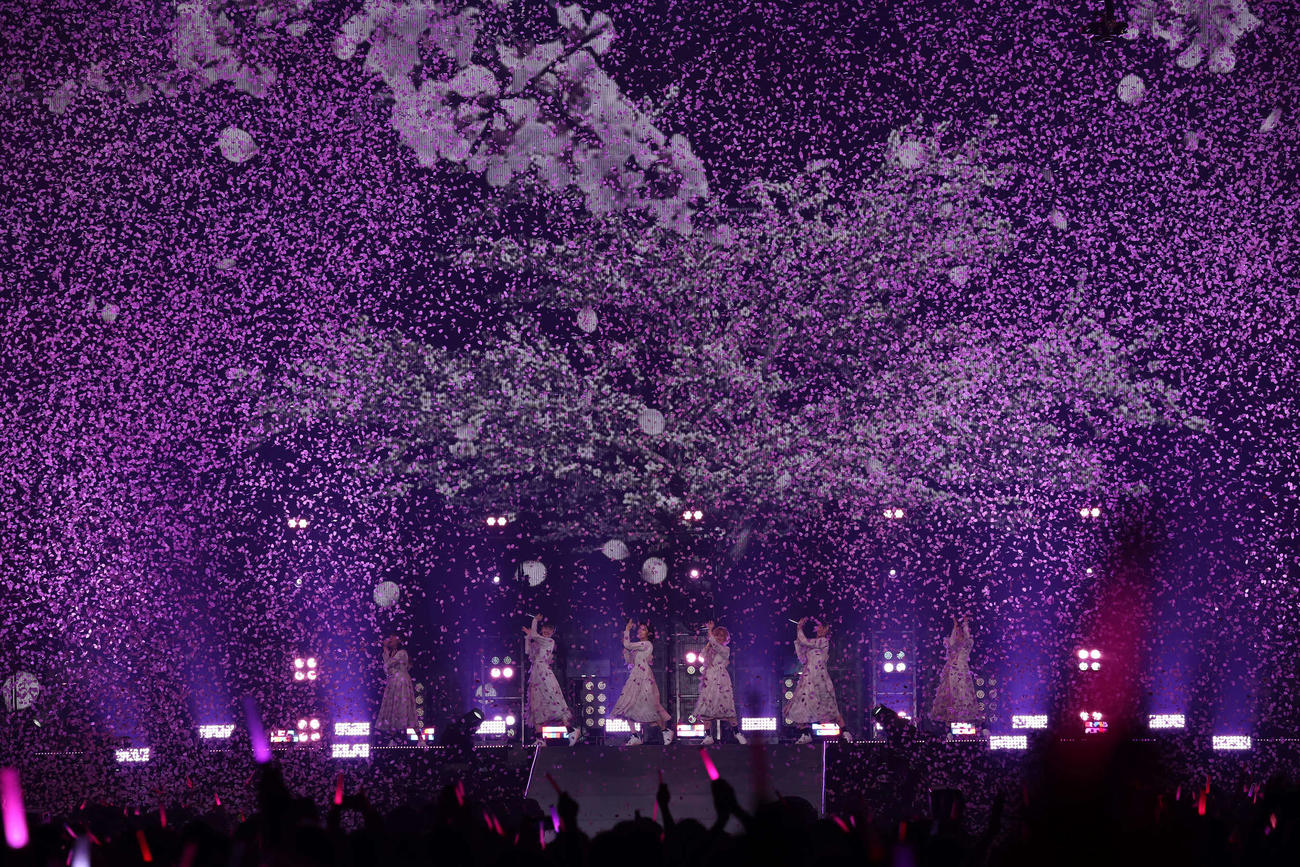 桜吹雪が舞う中、エンディングで熱唱するBiSH（撮影・丹羽敏通）