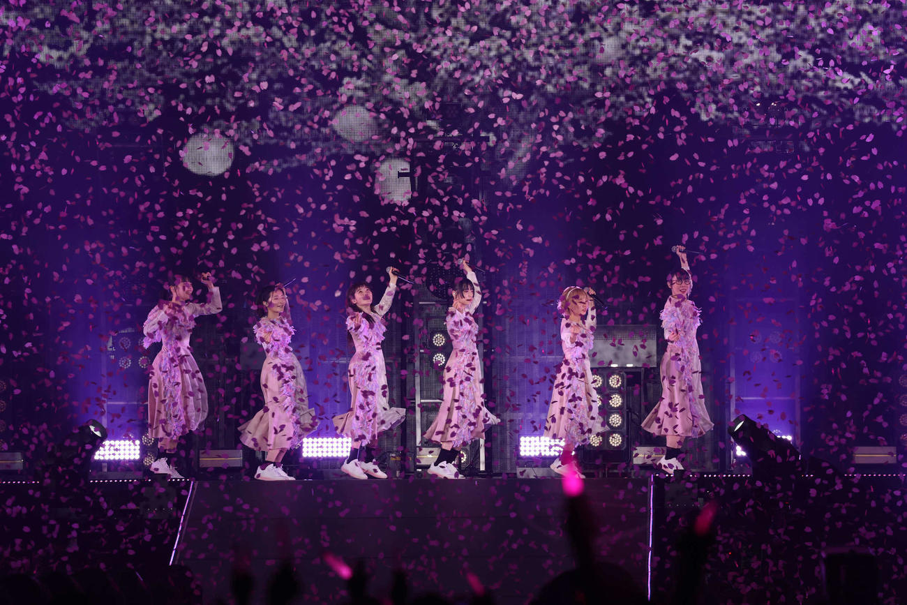 桜吹雪が舞う中、エンディングで熱唱するBiSH（撮影・丹羽敏通）