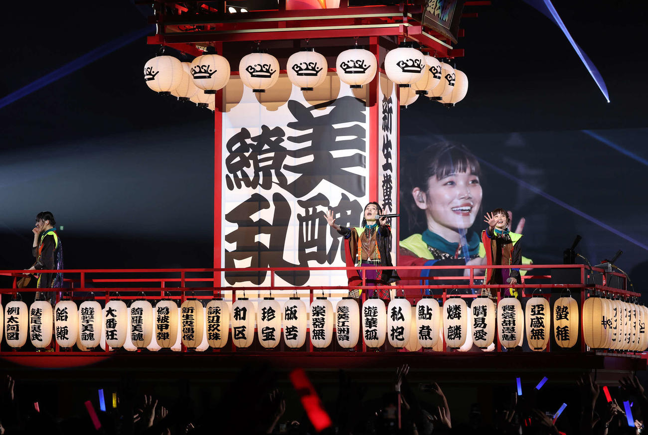 トロッコで場内を回るBiSH（撮影・丹羽敏通）