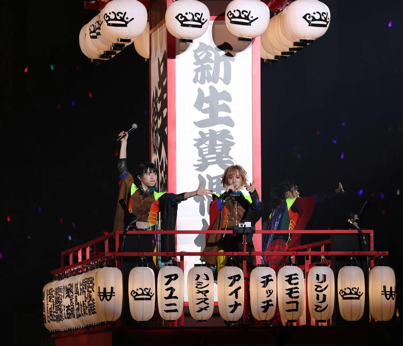 トロッコで場内を回るBiSH（撮影・丹羽敏通）