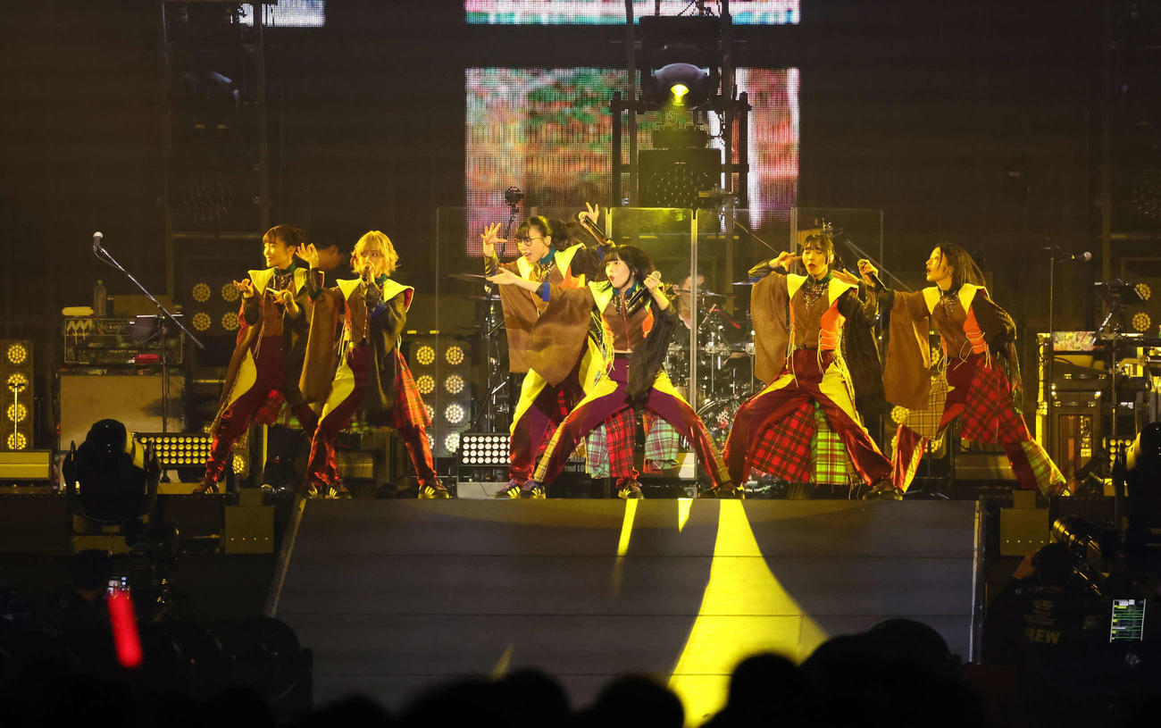 東京ドームで解散ライブをおこなったBiSH（撮影・丹羽敏通）