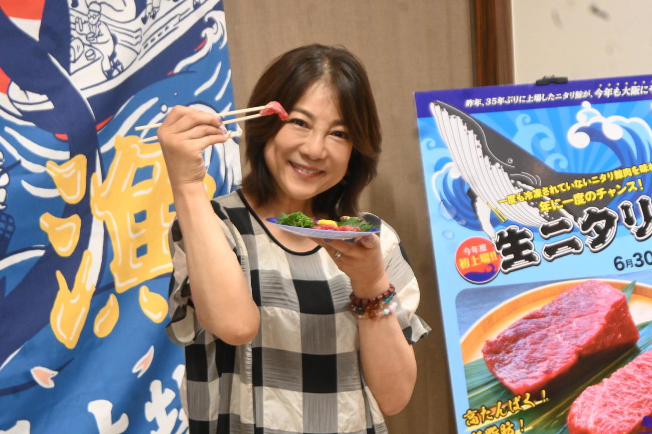 大阪府豊中市の千里阪急で行われた「生ニタリ鯨」の試食会で希少部位「尾の身」を口にする堀ちえみ（撮影・松浦隆司）