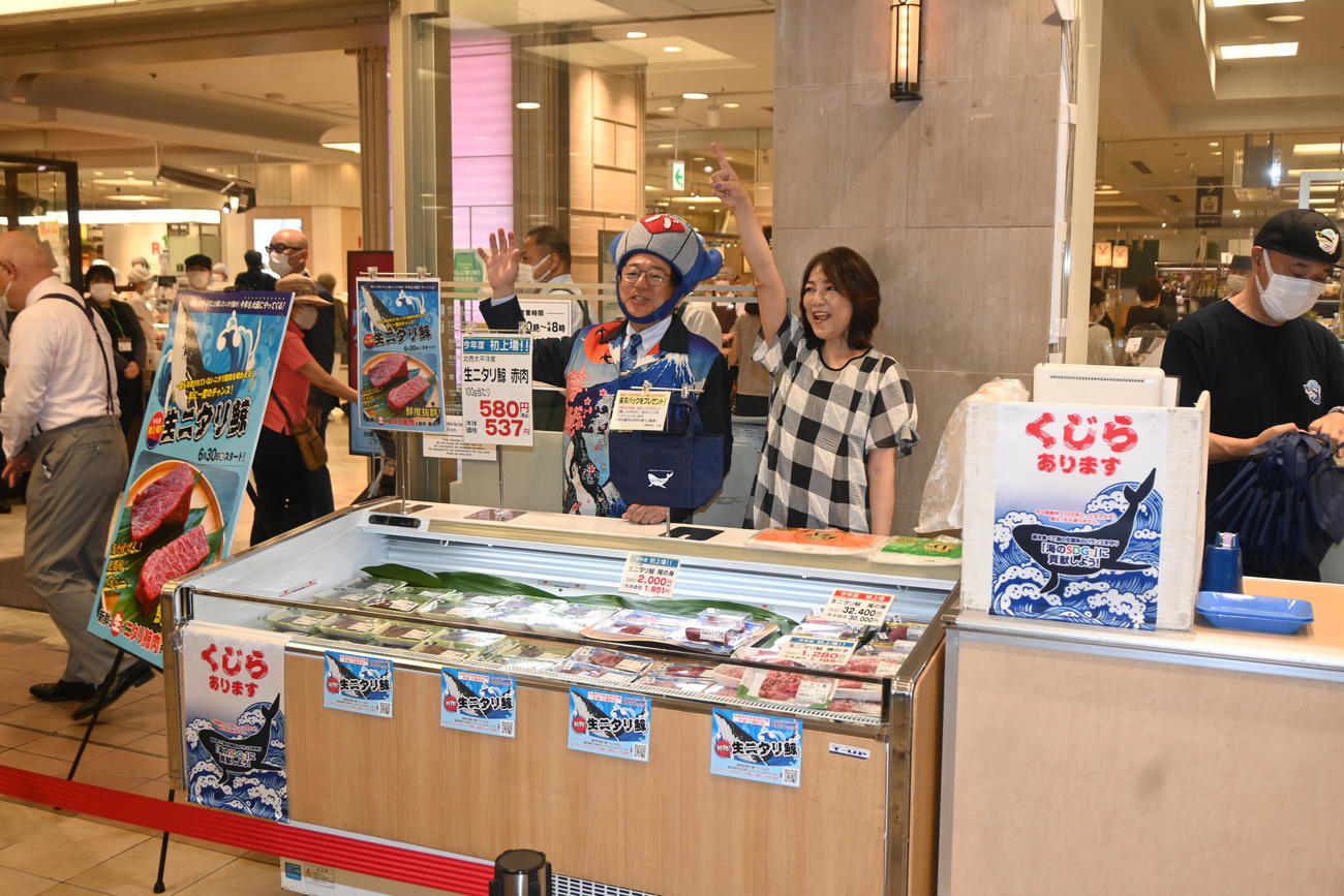 大阪府豊中市の千里阪急で行われた「生ニタリ鯨」の即売会にゲスト出演した堀ちえみ（撮影・松浦隆司）