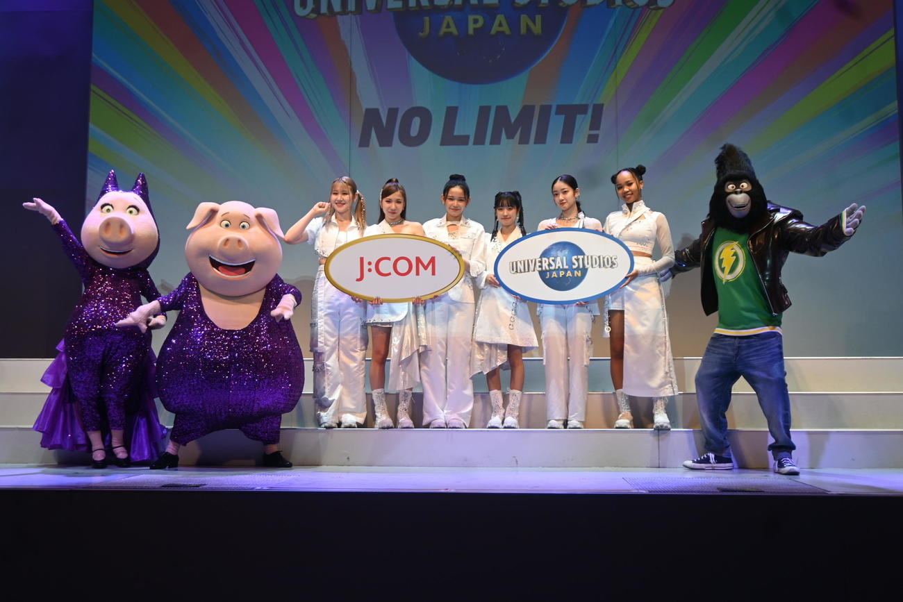 左から「SING」のキャラクター、ロジータ、グンター、リトグリのかれん、MAYU、ミカ、アサヒ、結海、miyou、「SING」のジョニー（撮影・松浦隆司）