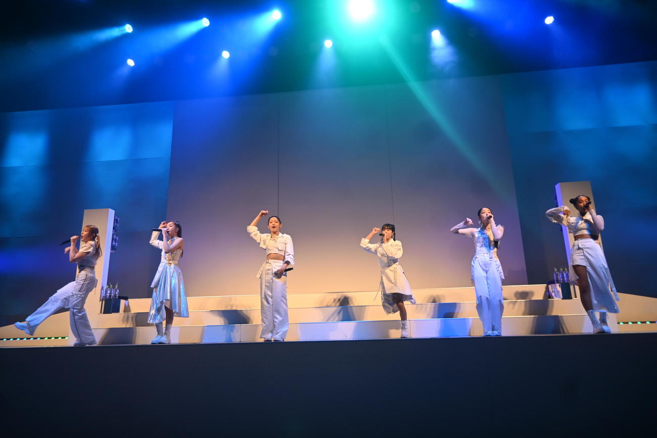 USJでスペシャルライブを行った左からリトグリのかれん、MAYU、ミカ、アサヒ、結海、miyou（撮影・松浦隆司）
