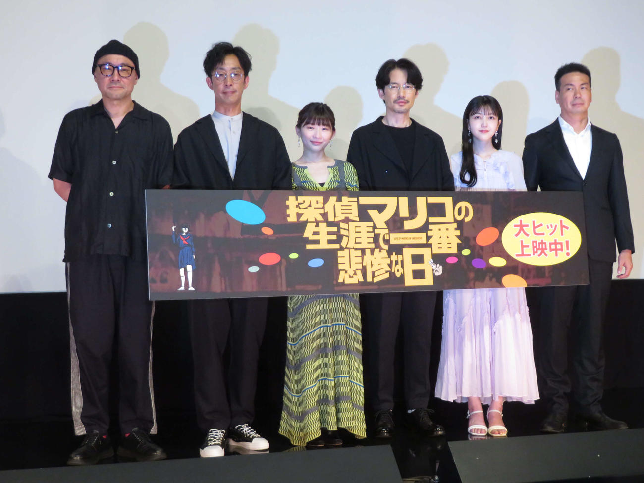 映画「探偵マリコの生涯で一番悲惨な日」初日舞台あいさつに登壇した、左から内田英治監督、北村有起哉、伊藤沙莉、竹野内豊、乃木坂46久保史緒里、片山慎三監督（撮影・村上幸将）