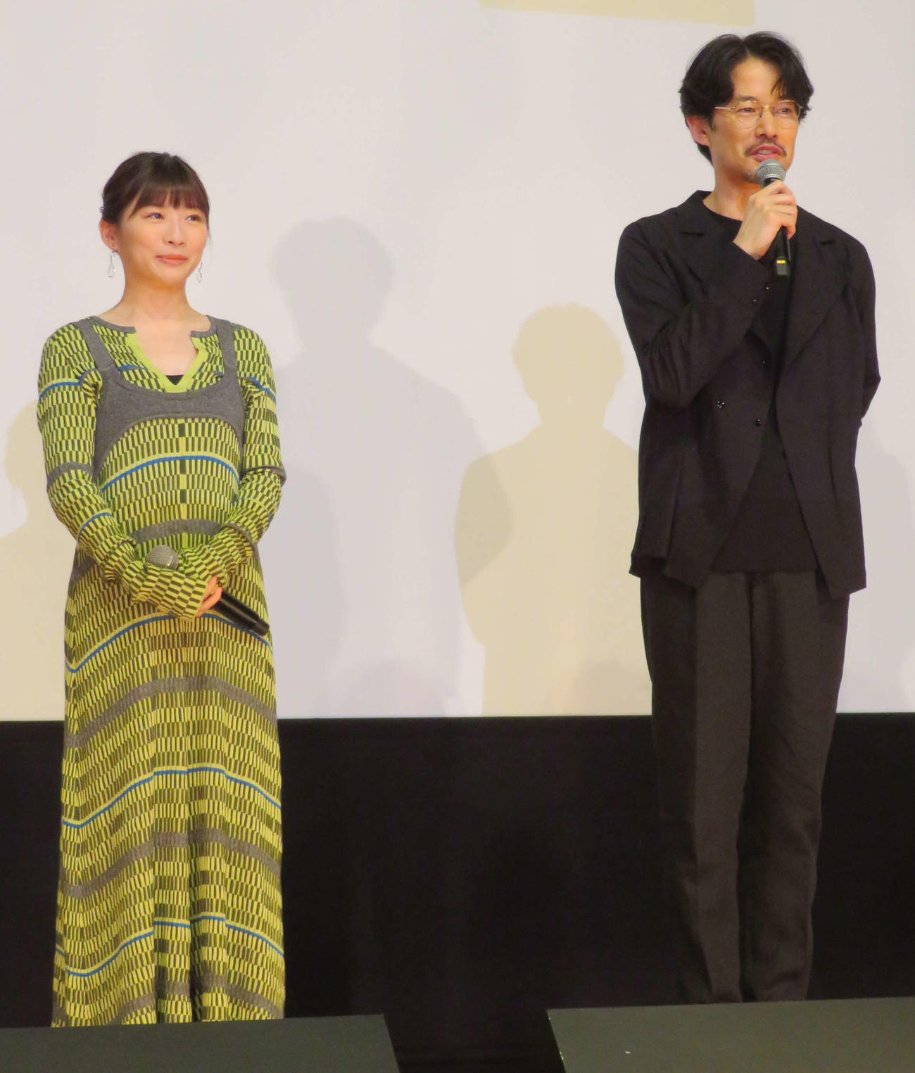 舞台あいさつに登壇した伊藤沙莉（左）と竹野内豊（撮影・村上幸将）