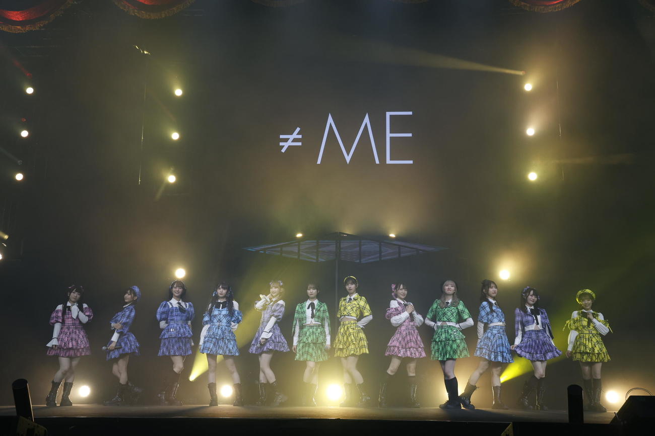 初の単独日本武道館公演を行った≠ME。左から櫻井もも、永田詩央里、尾木波菜、菅波美玲、谷崎早耶、冨田菜々風、河口夏音、鈴木瞳美、川中子奈月心、蟹沢萌子、本田珠由記、落合希来里（C）YOANI