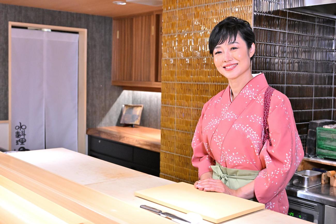 MBS特番で小料理屋の女将にふんしたトーク番組を収録した有働由美子アナ（C）MBSテレビ