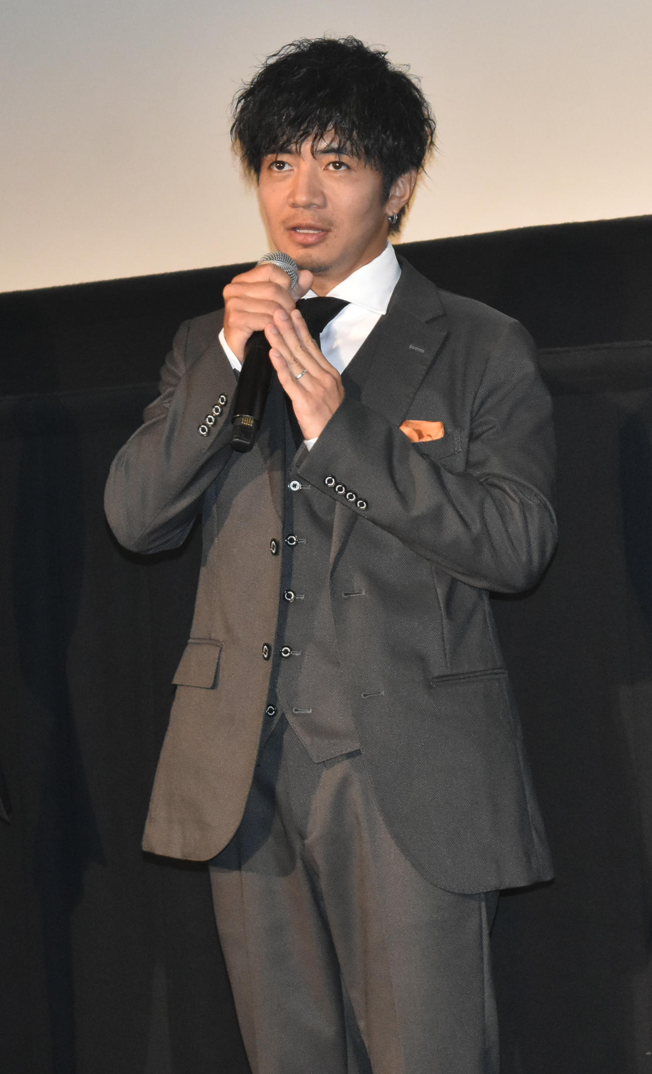 映画「オレンジ・ランプ」公開記念舞台あいさつに登壇した和田正人
