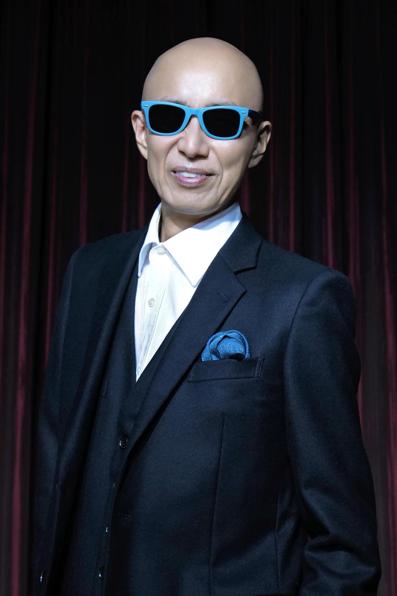 インタビューに応じたサンプラザ中野くん
