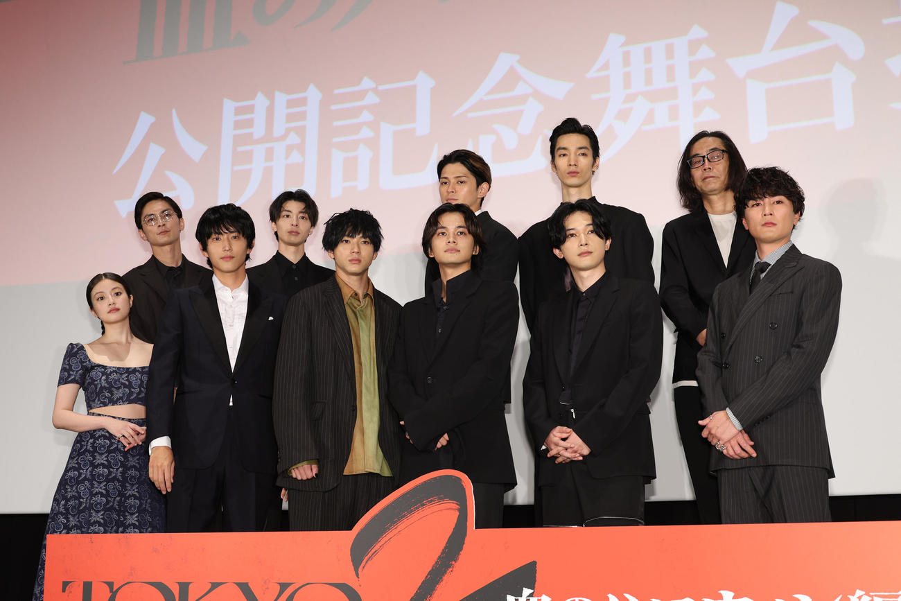 映画「東京リベンジャーズ2」公開記念舞台あいさつを行った、前列左から今田美桜、杉野遥亮、山田裕貴、北村匠海、吉沢亮、間宮祥太朗、後列左から高良健吾、高杉真宙、眞栄田郷敦、清水尋也、英勉監督（撮影・中島郁夫）