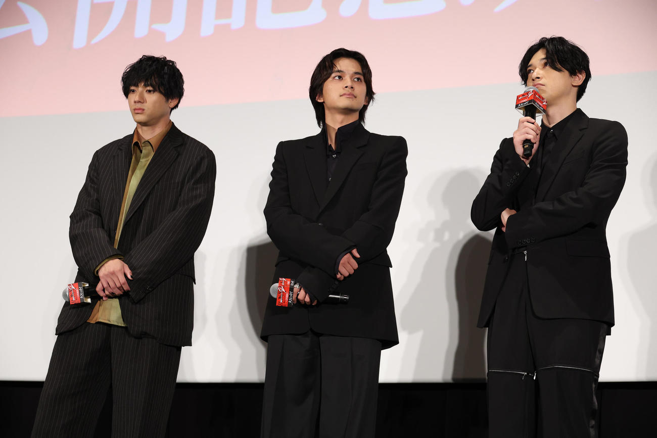 映画「東京リベンジャーズ2」公開記念舞台あいさつを行った、前列左から山田裕貴、北村匠海、吉沢亮（撮影・中島郁夫）