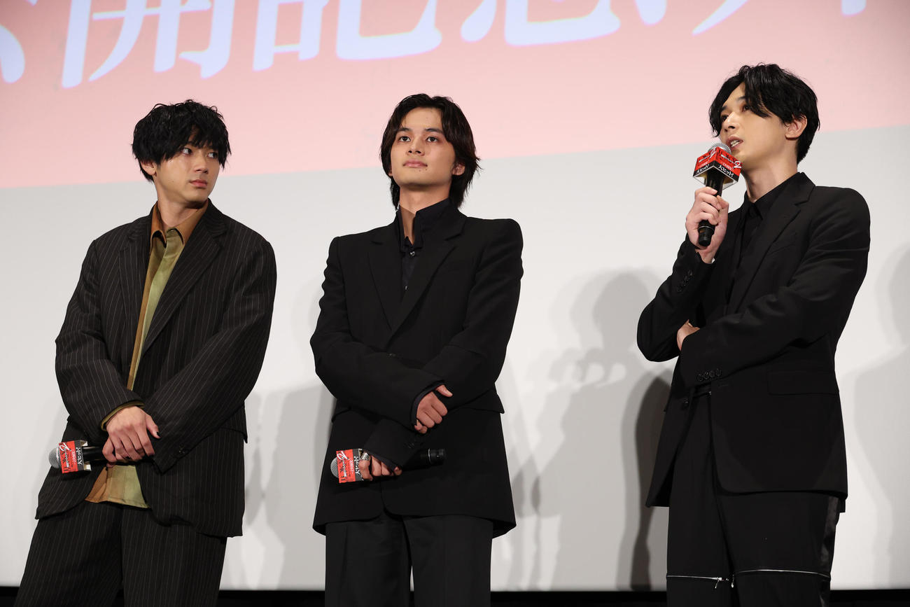 映画「東京リベンジャーズ2」公開記念舞台あいさつを行った、前列左から山田裕貴、北村匠海、吉沢亮（撮影・中島郁夫）