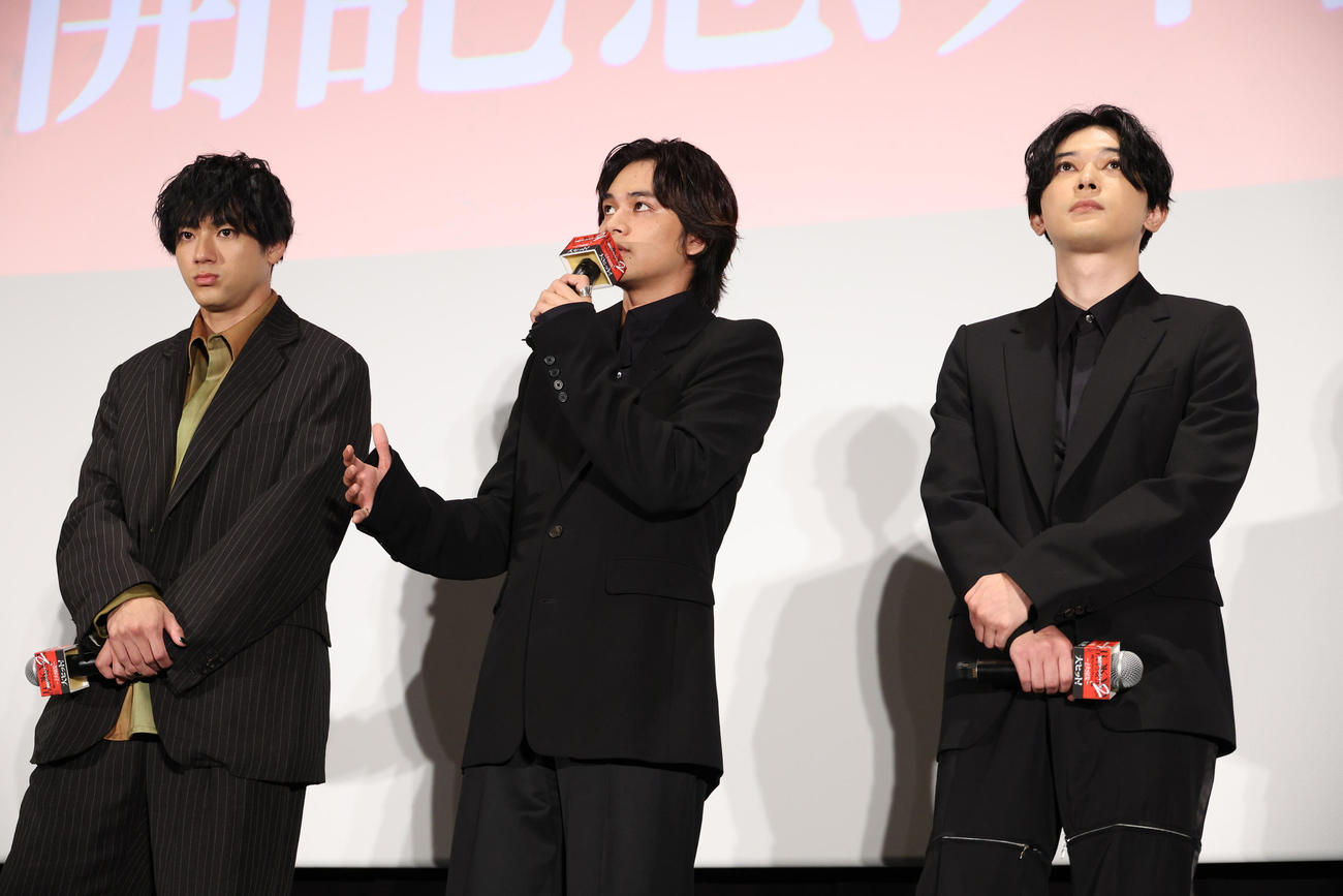 映画「東京リベンジャーズ2」公開記念舞台あいさつを行った、前列左から山田裕貴、北村匠海、吉沢亮（撮影・中島郁夫）