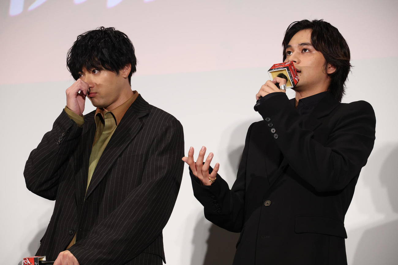 映画「東京リベンジャーズ2」公開記念舞台あいさつを行った山田裕貴（左）と北村匠海（撮影・中島郁夫）