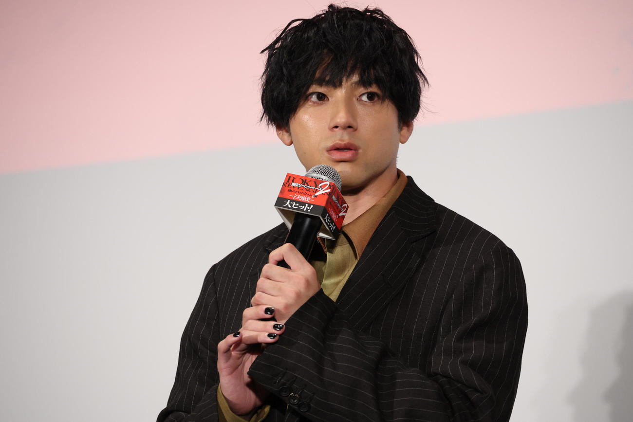 映画「東京リベンジャーズ2」公開記念舞台あいさつを行う黒いマニキュアの山田裕貴（撮影・中島郁夫）