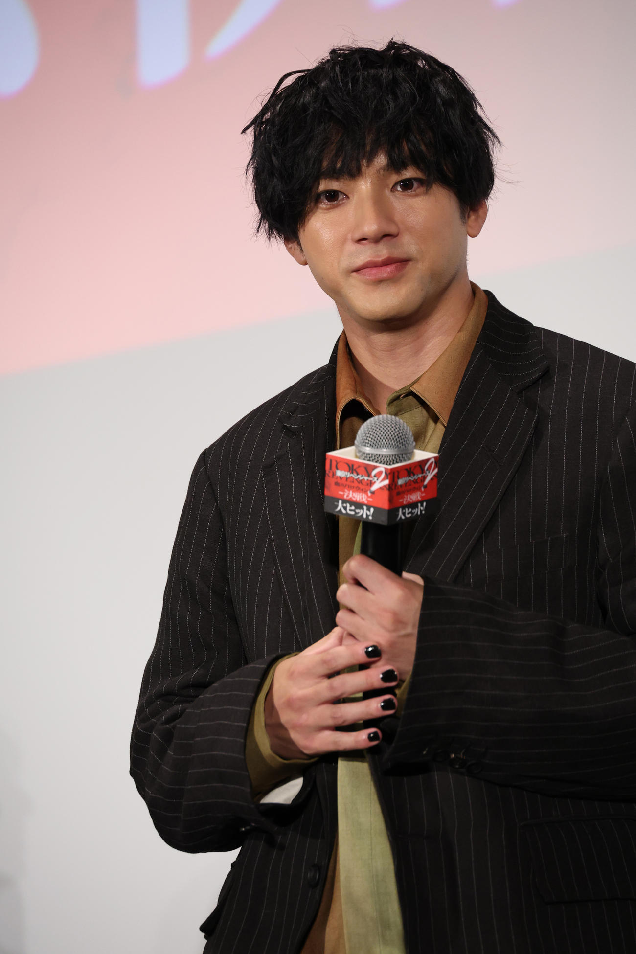 映画「東京リベンジャーズ2」公開記念舞台あいさつを行う黒いマニキュアの山田裕貴（撮影・中島郁夫）